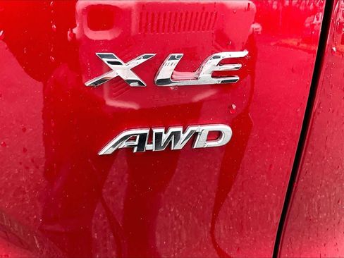 Used 2025 Toyota Corolla Cross XLE image 9