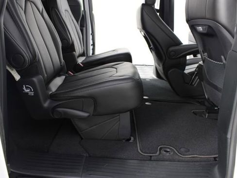 New 2027 Chrysler Pacifica Select FWD image 21