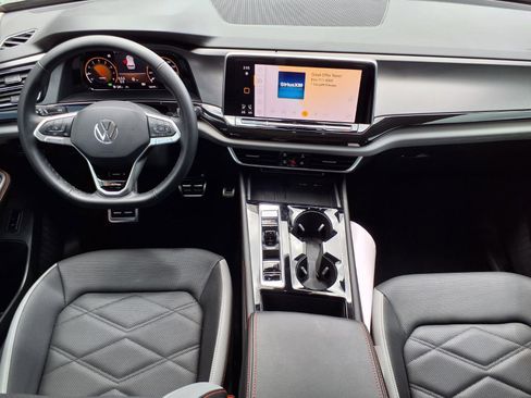 Used 2025 Volkswagen Atlas Peak Edition SE image 4