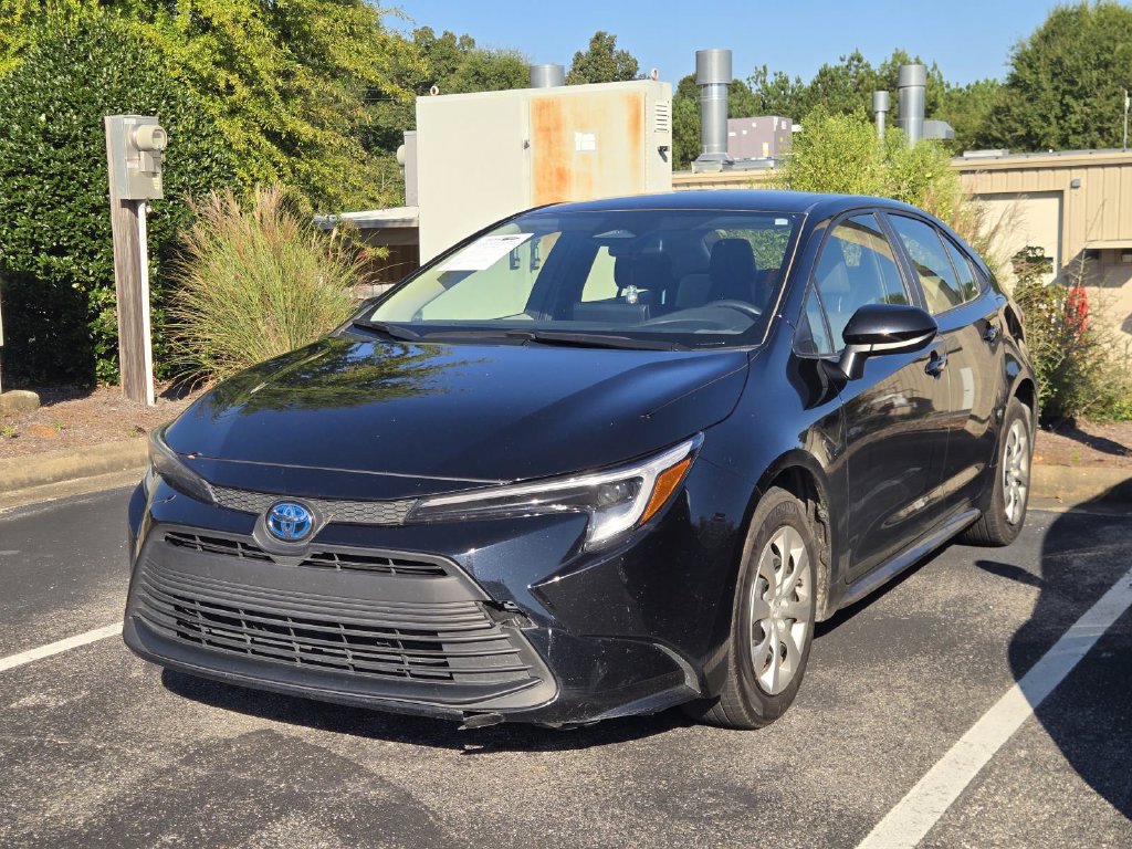 Used 2025 Toyota Corolla LE w/ Convenience Package FWD image 3