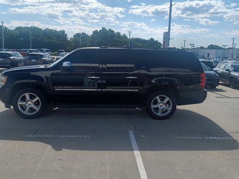 Used 2014 Chevrolet Suburban LTZ RWD image 5