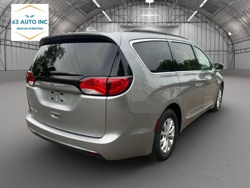 Used 2017 Chrysler Pacifica Touring-L FWD image 5