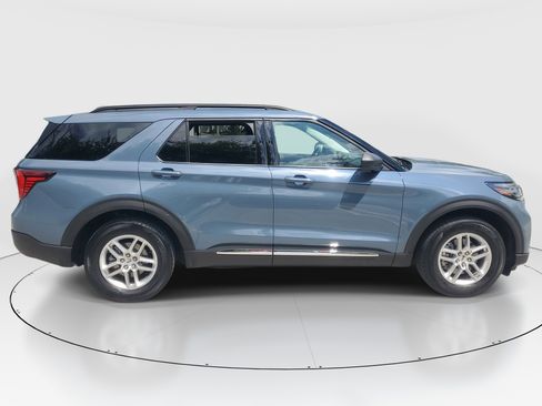 Used 2025 Ford Explorer Active RWD image 2