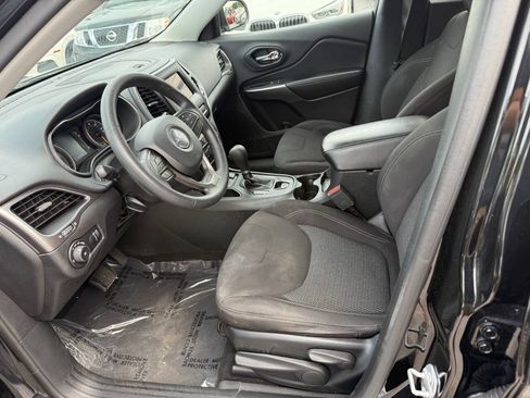 Used 2019 Jeep Cherokee Latitude w/ Popular Appearance Group FWD image 6
