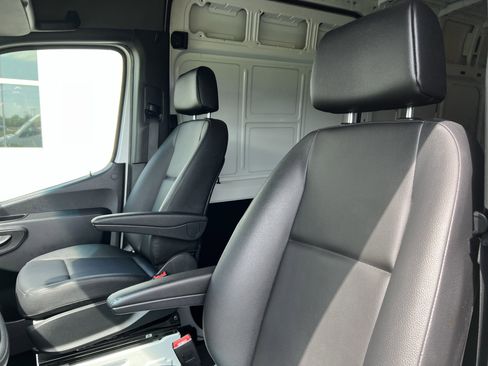 Used 2022 Mercedes-Benz Sprinter 2500 image 16