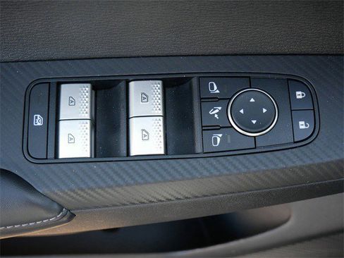 Used 2025 Mitsubishi Outlander SE image 18