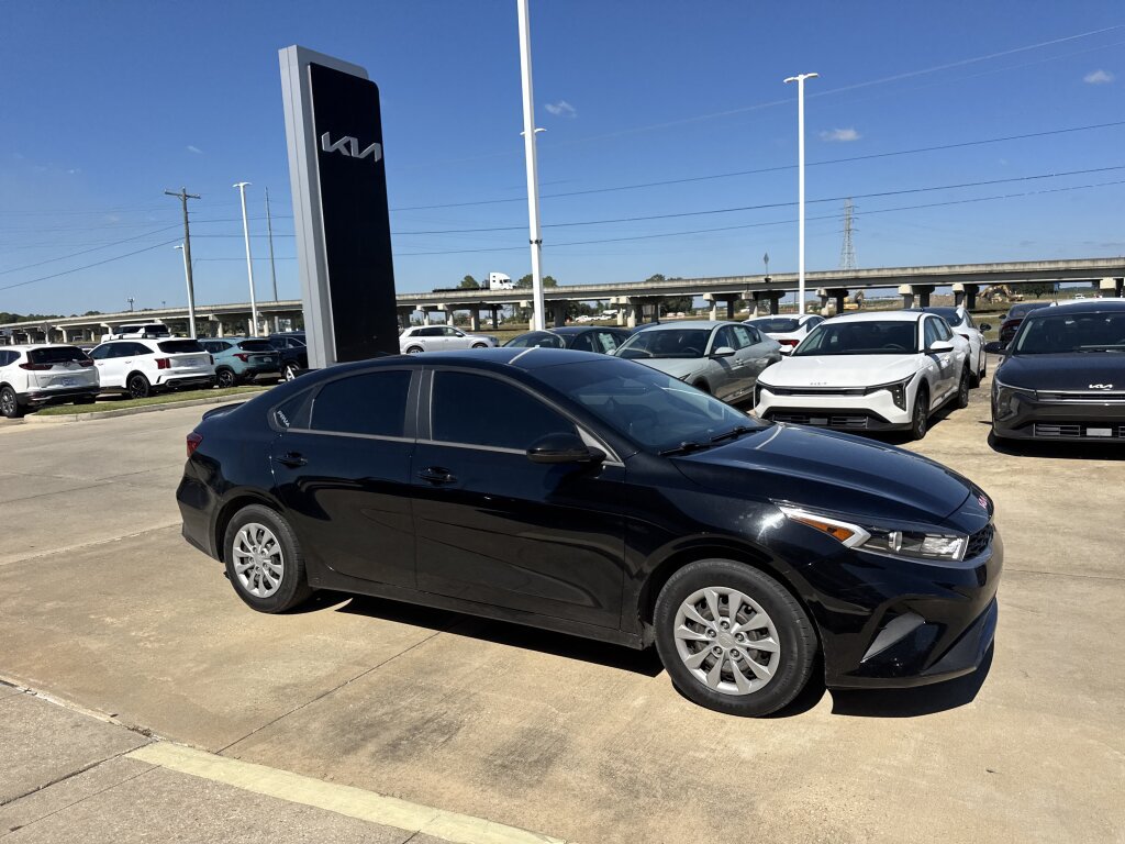 Used 2023 Kia Forte LX FWD image 3