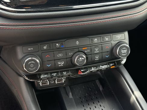Used 2025 Dodge Durango GT AWD/4WD image 23