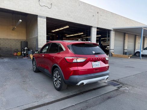 Used 2020 Ford Escape Titanium FWD image 4