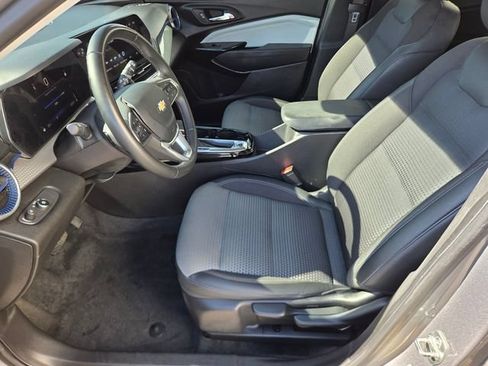 Used 2025 Chevrolet Trax LT w/ LT Convenience Package FWD image 10