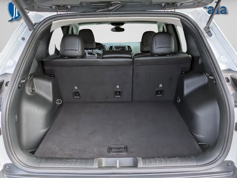 Used 2019 Jeep Cherokee Latitude Plus w/ Comfort/Convenience Group image 25