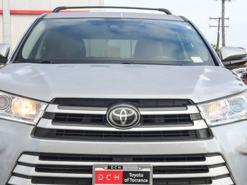 Used 2017 Toyota Highlander Plus FWD image 5