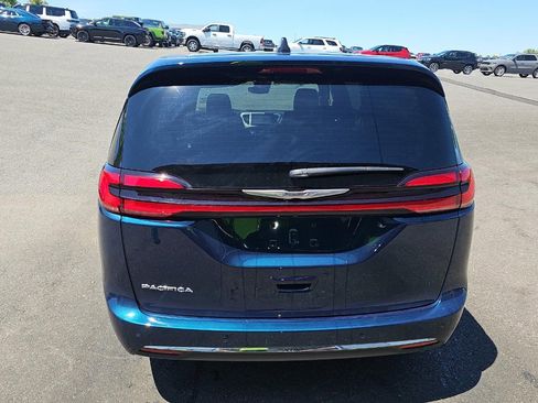 Used 2025 Chrysler Pacifica Select FWD image 5