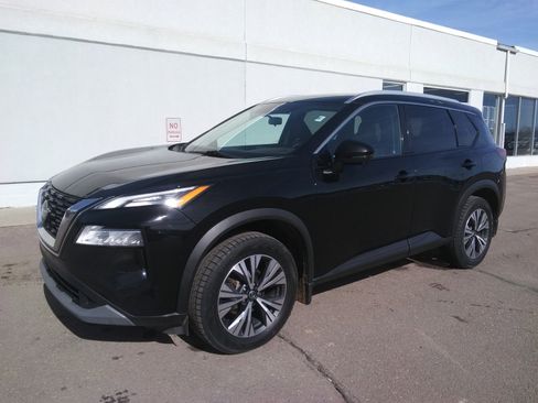 Used 2021 Nissan Rogue SV image 2