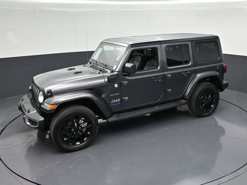 Used 2021 Jeep Wrangler Unlimited Sahara w/ Cold Weather Group AWD/4WD image 27