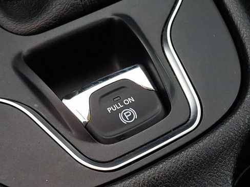 Used 2019 Jeep Cherokee Latitude Plus w/ Cold Weather Group AWD/4WD image 26