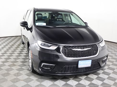 Used 2024 Chrysler Pacifica Touring-L image 3