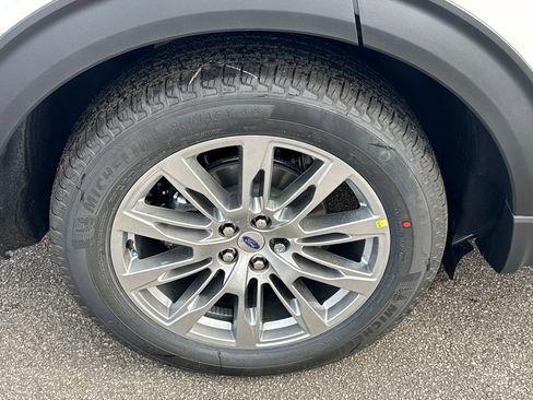 New 2026 Ford Explorer Platinum image 40