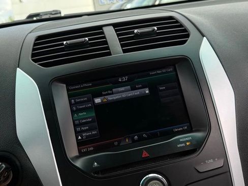 Used 2015 Ford Explorer XLT w/ Equipment Group 202B FWD image 26