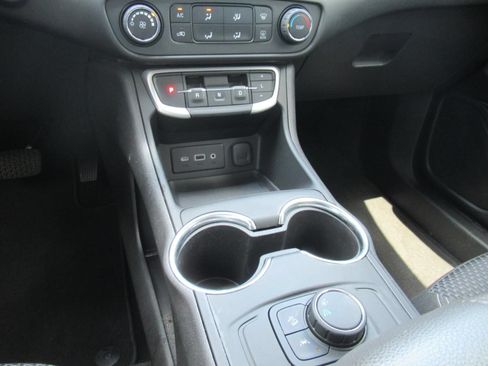 Used 2024 GMC Terrain SLE FWD image 25