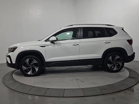 Used 2024 Volkswagen Taos SE image 2