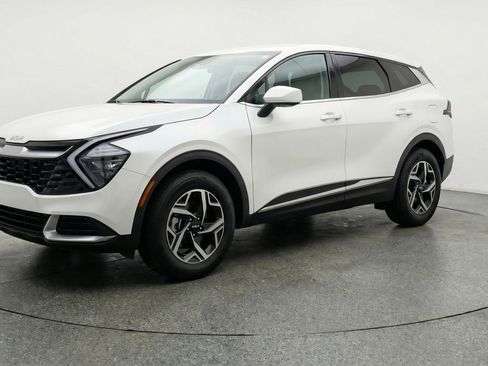 Used 2025 Kia Sportage LX image 3