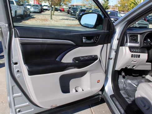 Used 2017 Toyota Highlander Limited Platinum image 19