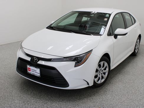 Used 2026 Toyota Corolla LE FWD image 2