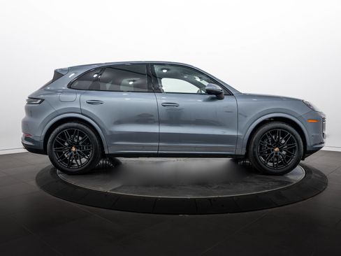 Certified 2026 Porsche Cayenne AWD/4WD image 8