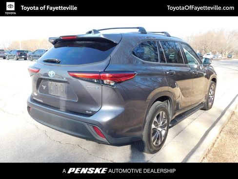 Used 2021 Toyota Highlander XLE image 4