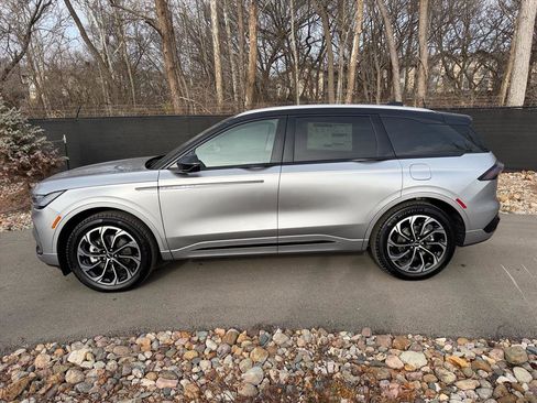 New 2026 Lincoln Nautilus Reserve image 2