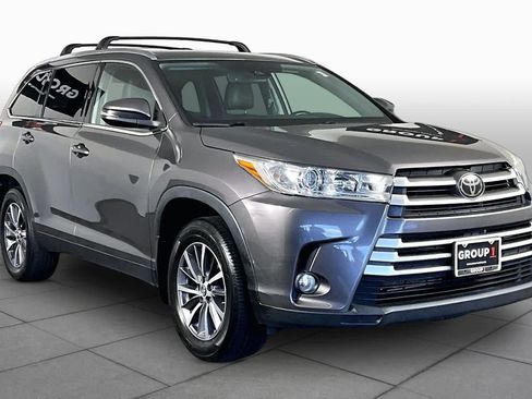 Used 2019 Toyota Highlander XLE AWD/4WD image 3