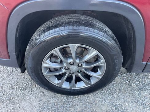 Used 2019 Jeep Cherokee Latitude Plus w/ Cold Weather Group AWD/4WD image 28