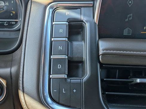 Used 2022 Chevrolet Tahoe Z71 w/ Luxury Package AWD/4WD image 18