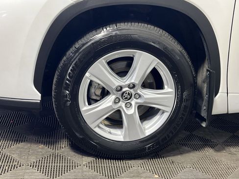 Used 2024 Toyota Highlander LE image 12