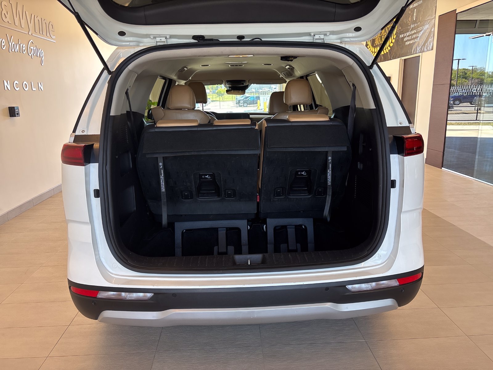 Used 2024 Kia Carnival LX FWD image 10
