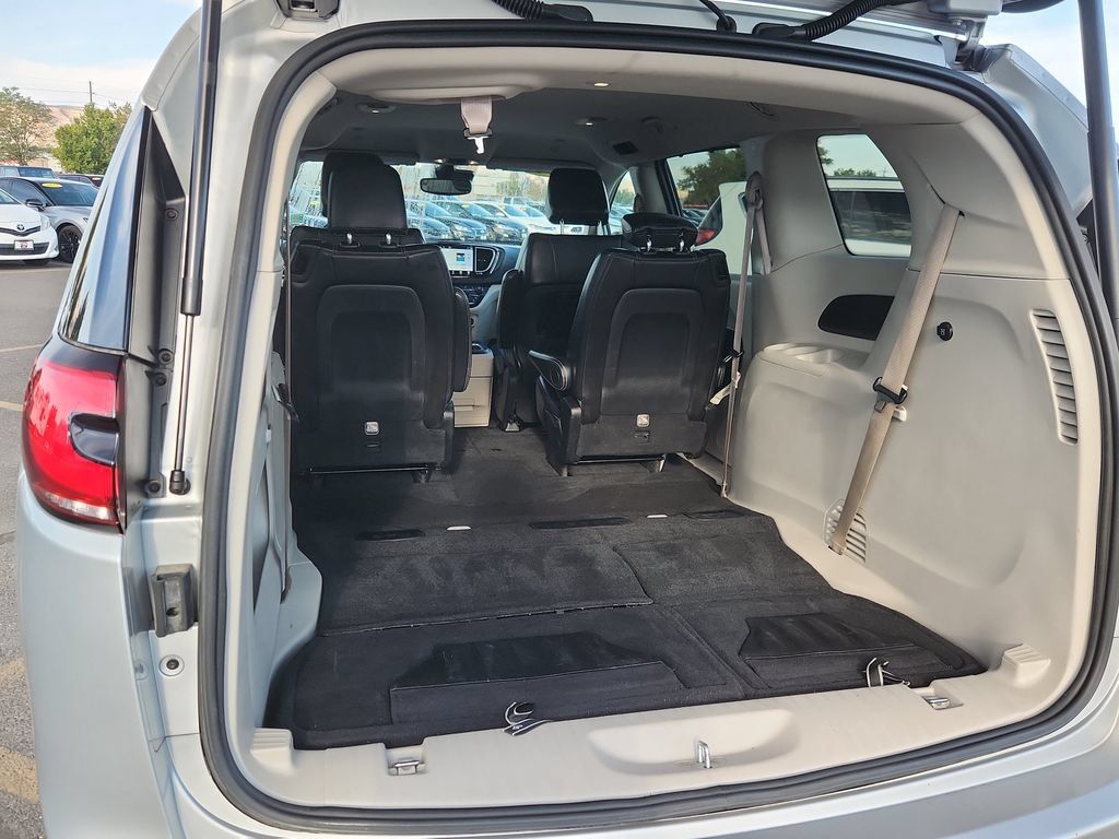 Used 2024 Chrysler Pacifica Touring-L FWD image 11