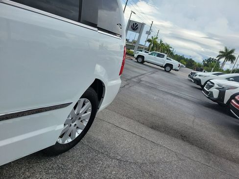 Used 2014 Chrysler Town & Country Touring FWD image 8