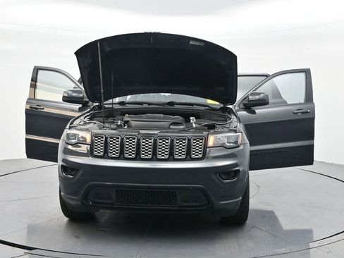 Used 2018 Jeep Grand Cherokee Altitude image 41