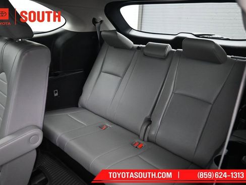 Used 2022 Toyota Highlander XLE AWD/4WD image 32
