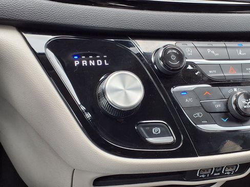 Used 2024 Chrysler Pacifica Touring-L FWD image 18