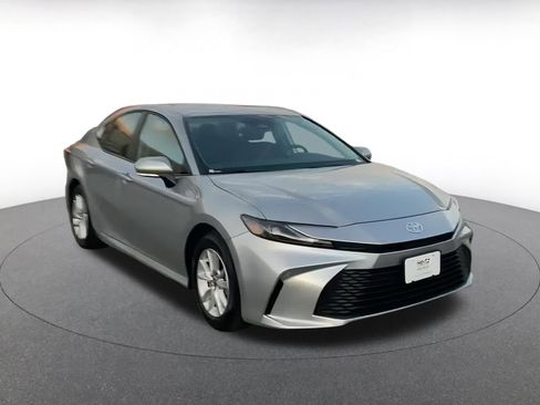 Used 2025 Toyota Camry LE image 3