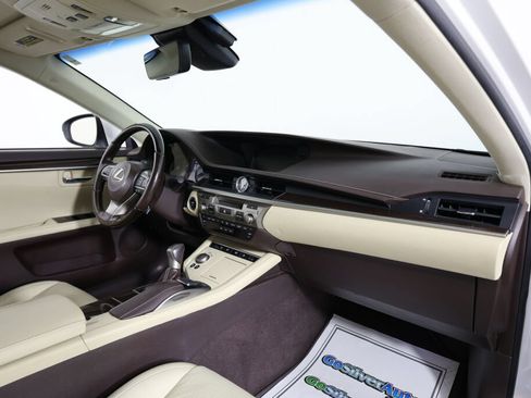 Used 2016 Lexus ES 300h w/ Luxury Package w/Wood Trim FWD image 24