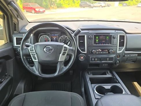 Used 2019 Nissan Titan SV w/ SV Convenience Package RWD image 16