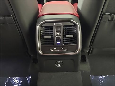 Certified 2025 Porsche Macan image 25