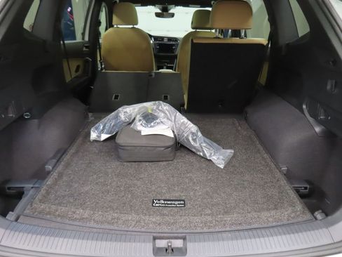 Used 2023 Volkswagen Tiguan SE R-Line image 37