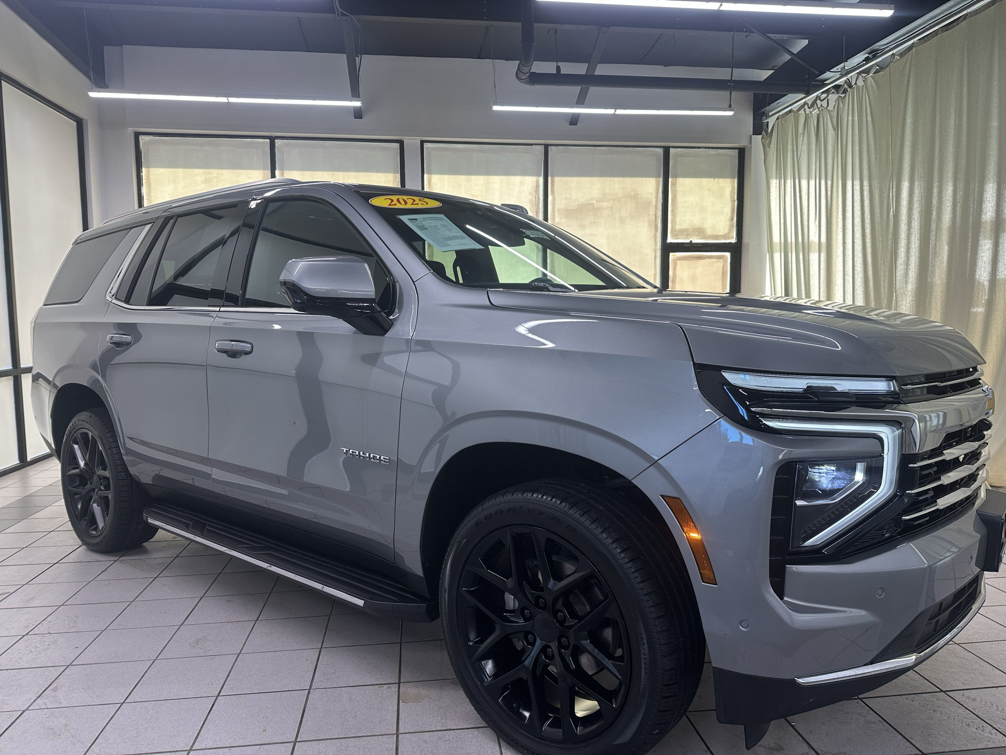 Used 2025 Chevrolet Tahoe LT AWD/4WD image 2