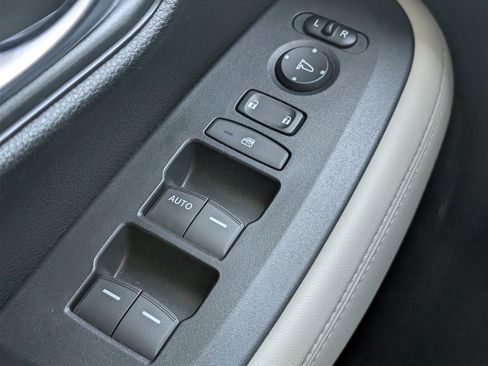 Used 2023 Honda HR-V LX image 11