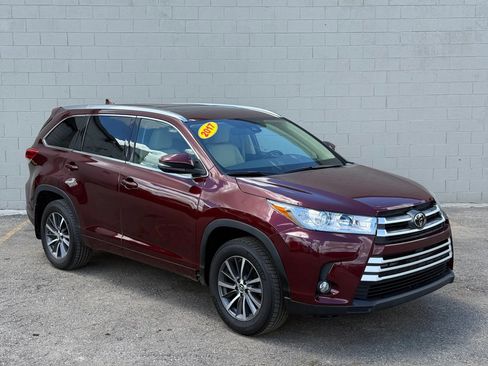 Used 2017 Toyota Highlander XLE w/ Carpet Mat Package AWD/4WD image 14