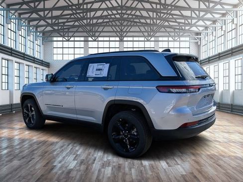 Used 2025 Jeep Grand Cherokee Limited w/ Luxury Tech Group II RWD image 5